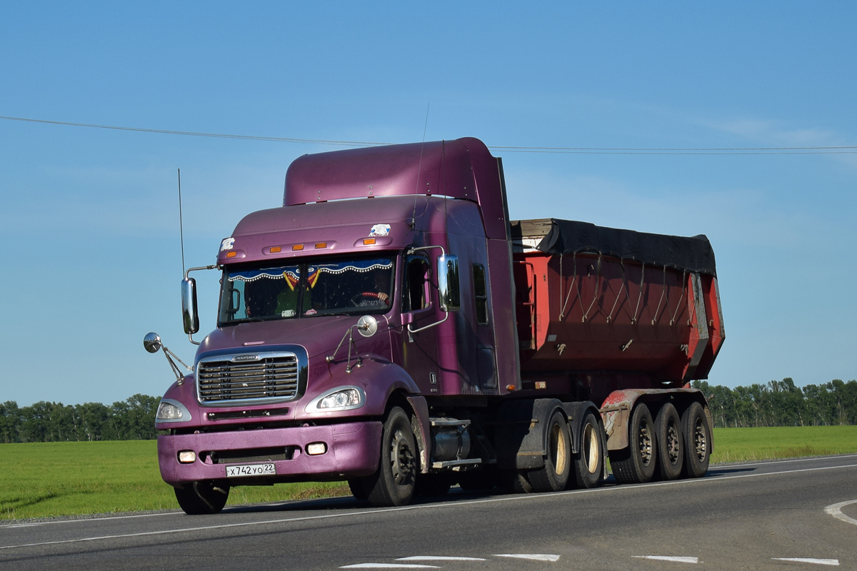 Алтайский край, № Х 742 УО 22 — Freightliner Columbia