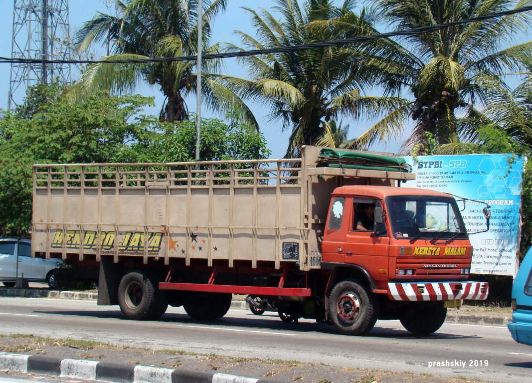 Другие страны, № L 8353 UE — Nissan Diesel (общая модель)