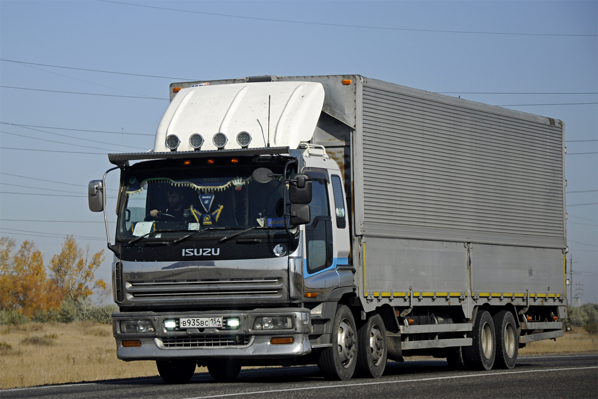 Новосибирская область, № В 935 ВС 154 — Isuzu Giga (общая модель)