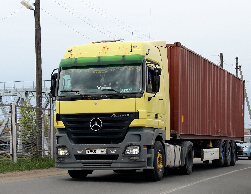 Псковская область, № Т 958 ЕВ 60 — Mercedes-Benz Actros ('2003) 1844