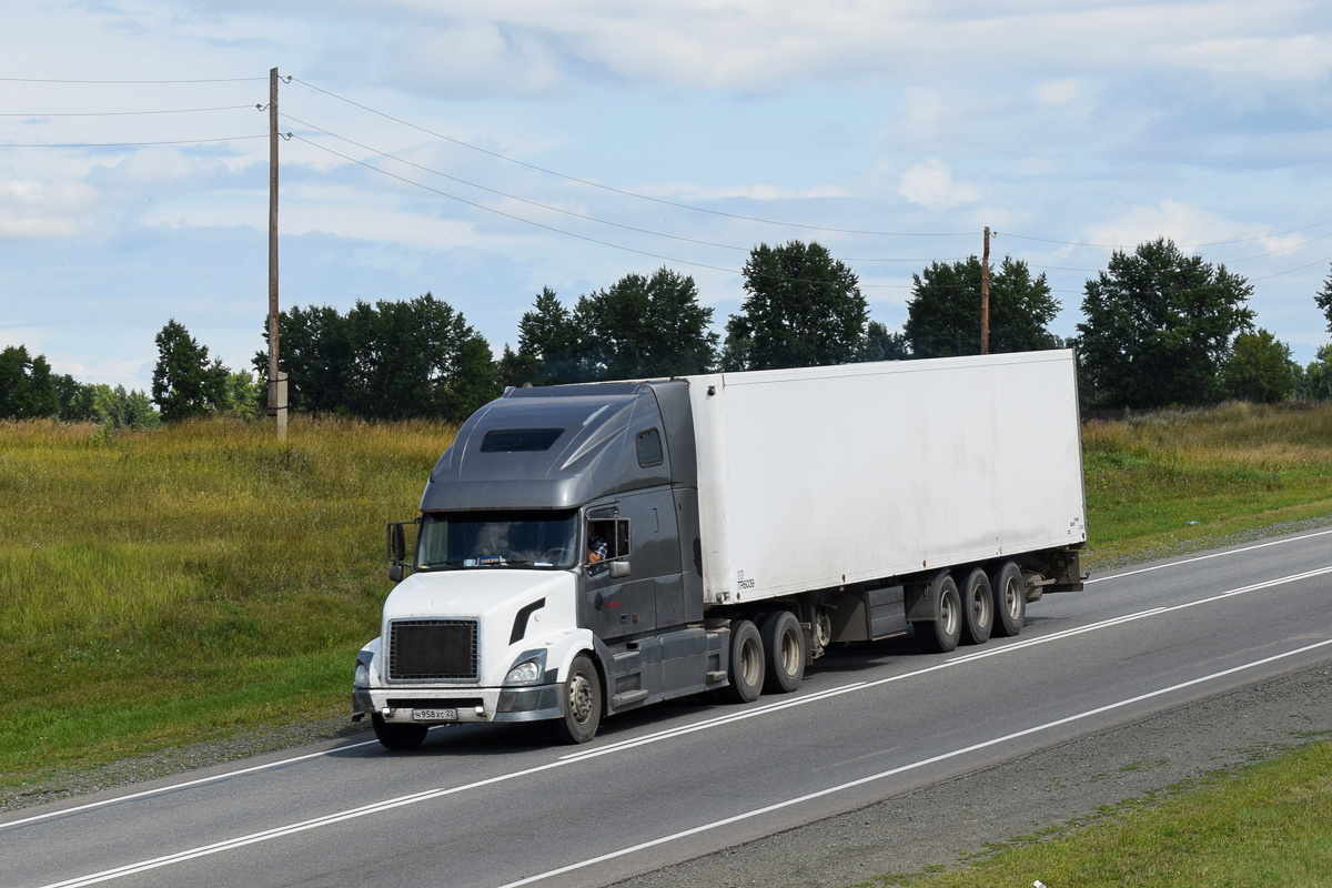 Алтайский край, № Н 958 ХС 22 — Volvo VNL670