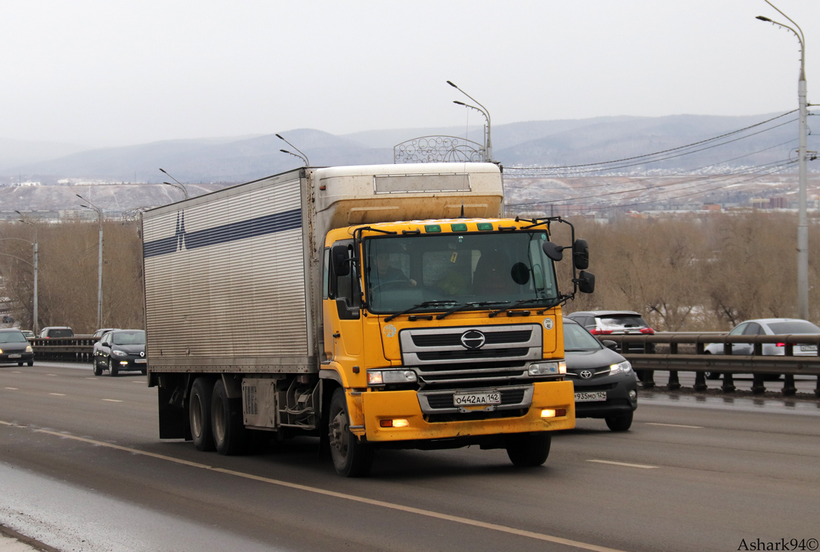 Красноярский край, № О 442 АА 142 — Hino Profia