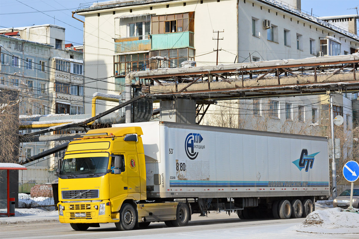 Амурская область, № А 135 НК 28 — Volvo ('2002) FH12.420; Амурская область, № АР 3865 28 — Great Dane (общая модель) [1GR]