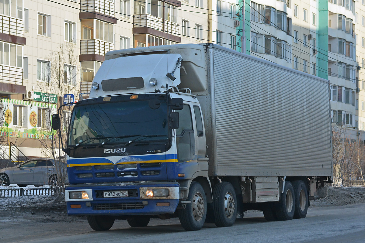 Приморский край, № В 832 НС 125 — Isuzu Giga (общая модель)