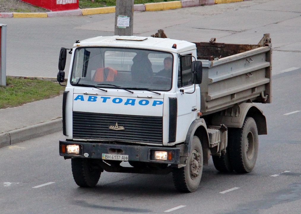 Одесская область, № ВН 6137 АН — МАЗ-555102