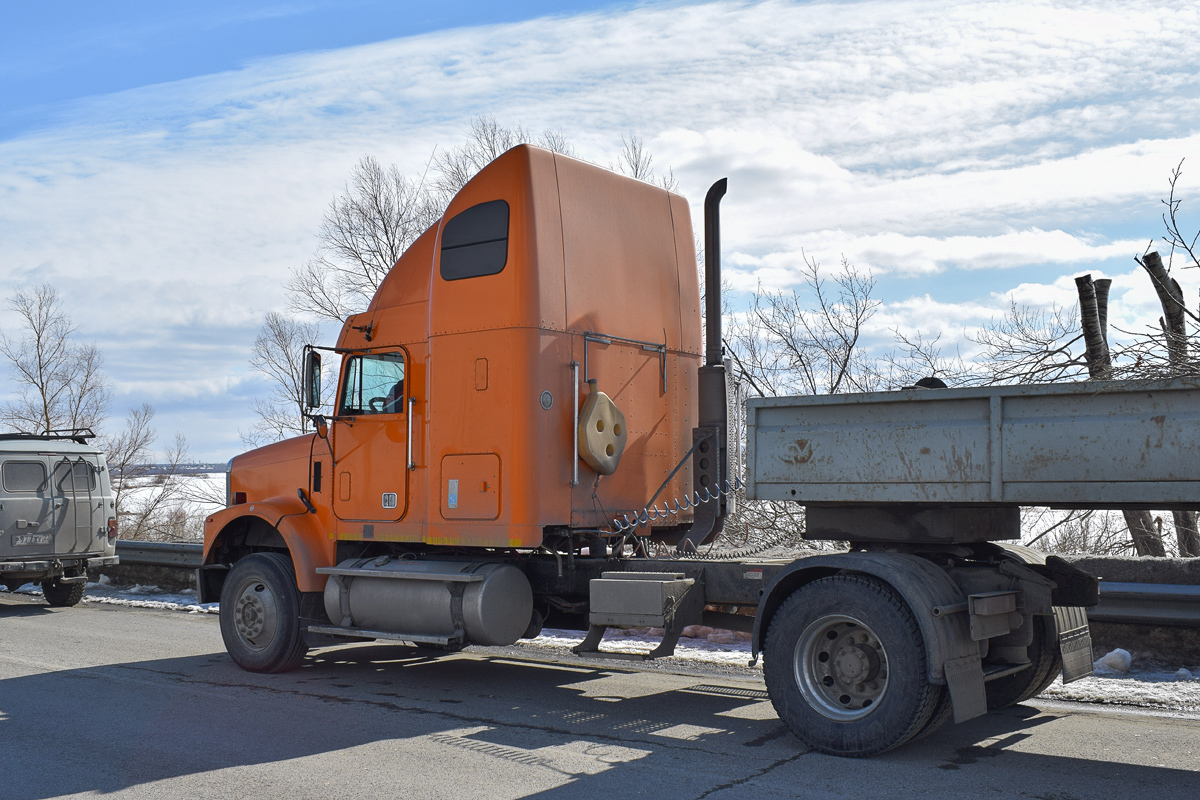 Алтайский край, № В 021 КА 154 — Freightliner FLD 120 SD