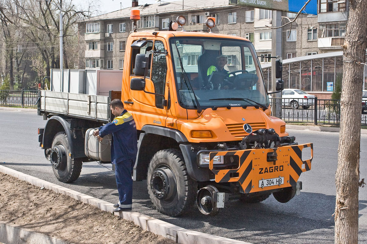 Алматы, № A 304 HB — Mercedes-Benz Unimog U400