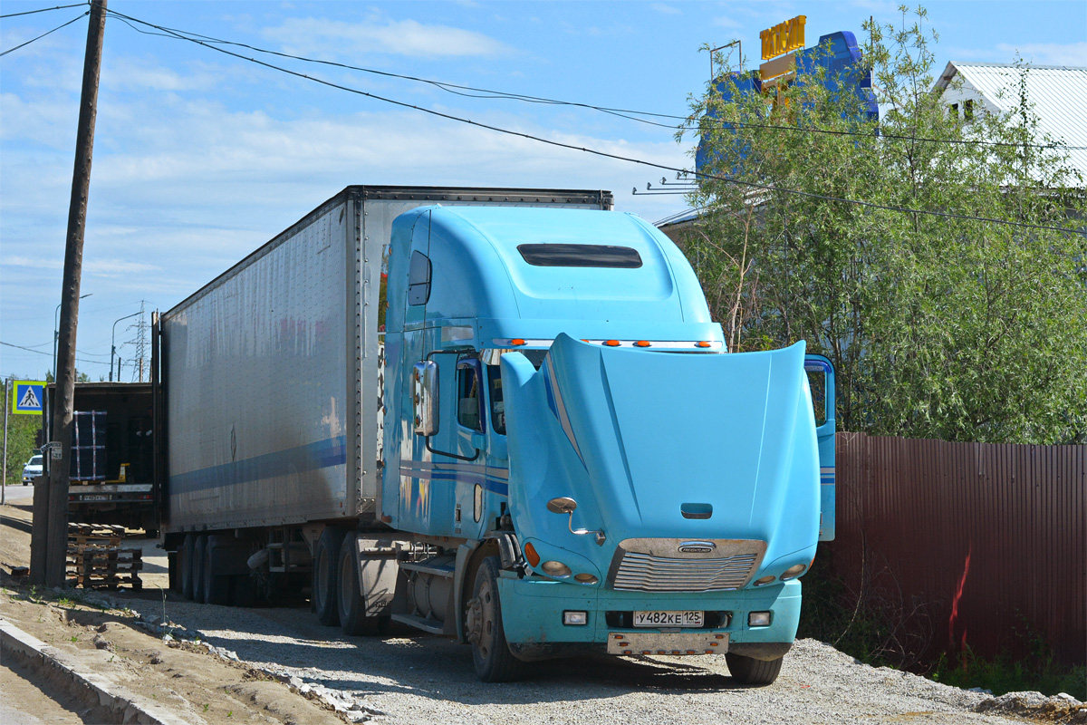 Хабаровский край, № У 482 КЕ 125 — Freightliner Century Class