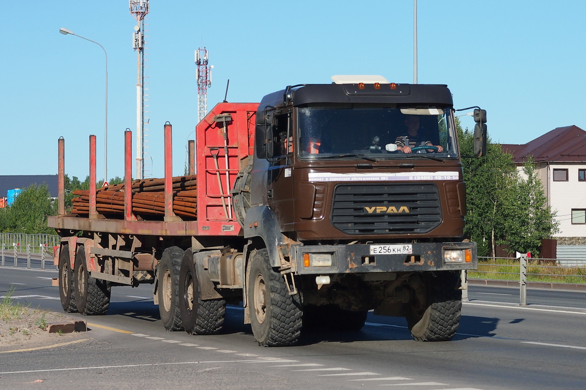 Ханты-Мансийский автоном.округ, № Е 256 КН 82 — Урал-44202-82