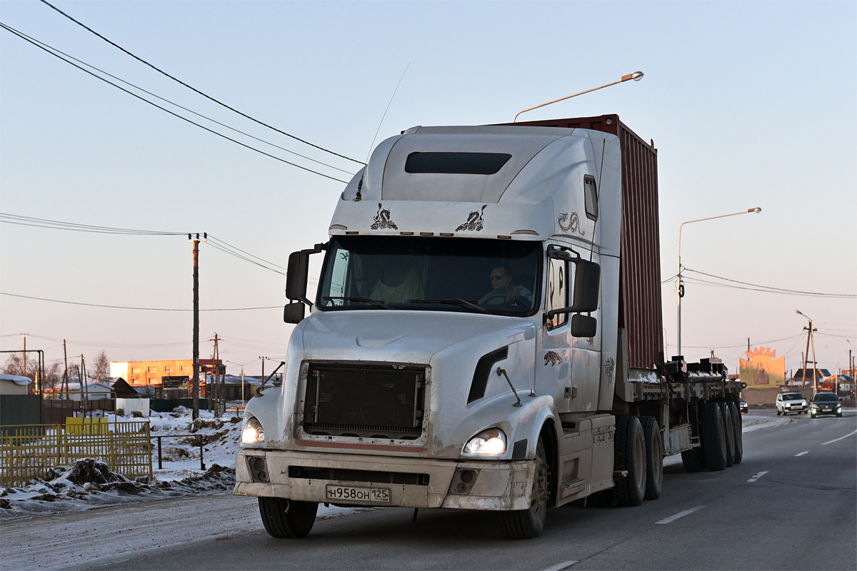 Приморский край, № Н 958 ОН 125 — Volvo VNL670