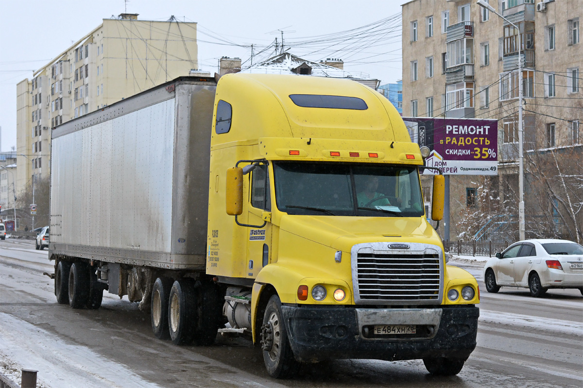 Амурская область, № Е 484 ХН 28 — Freightliner Century Class