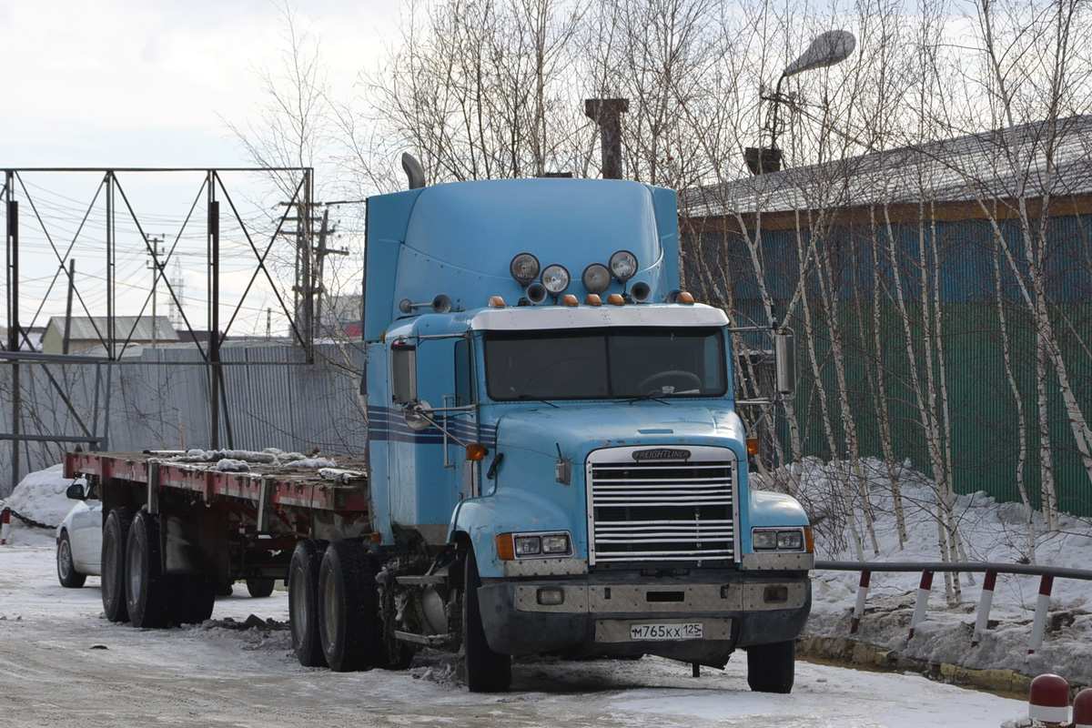 Приморский край, № М 765 КХ 125 — Freightliner FLD 120