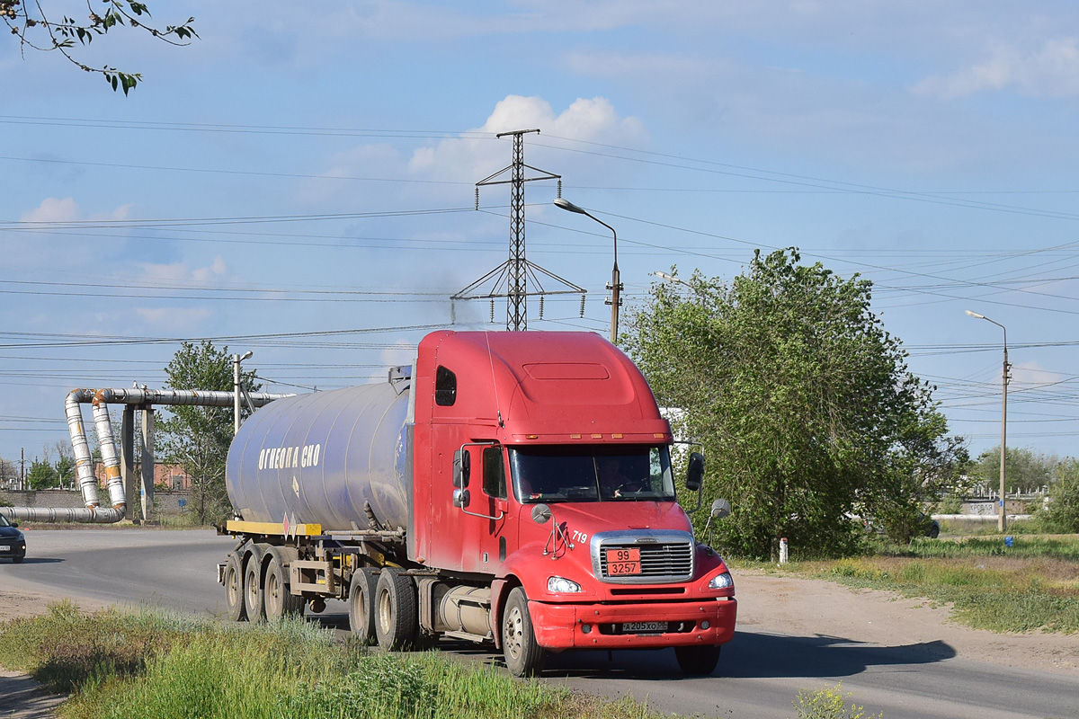 Калмыкия, № А 205 ХО 08 — Freightliner Columbia