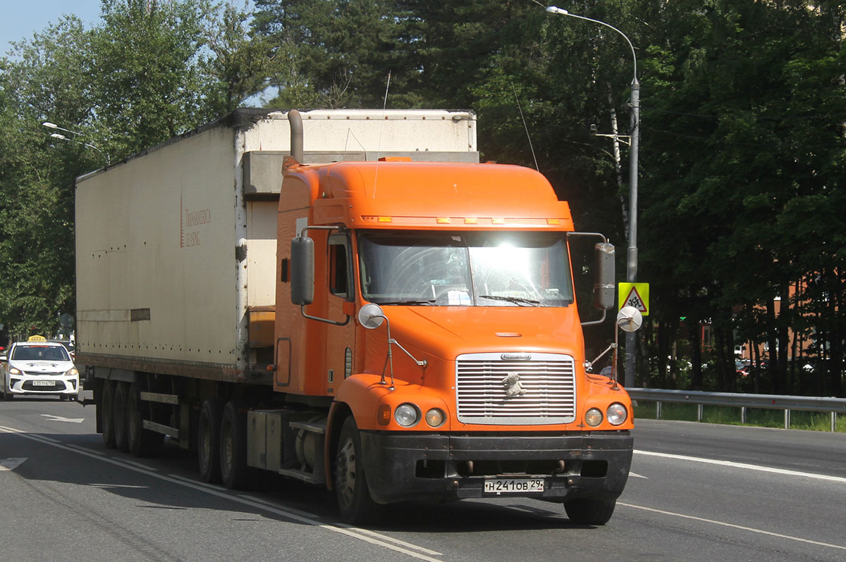 Архангельская область, № Н 241 ОВ 29 — Freightliner Century Class