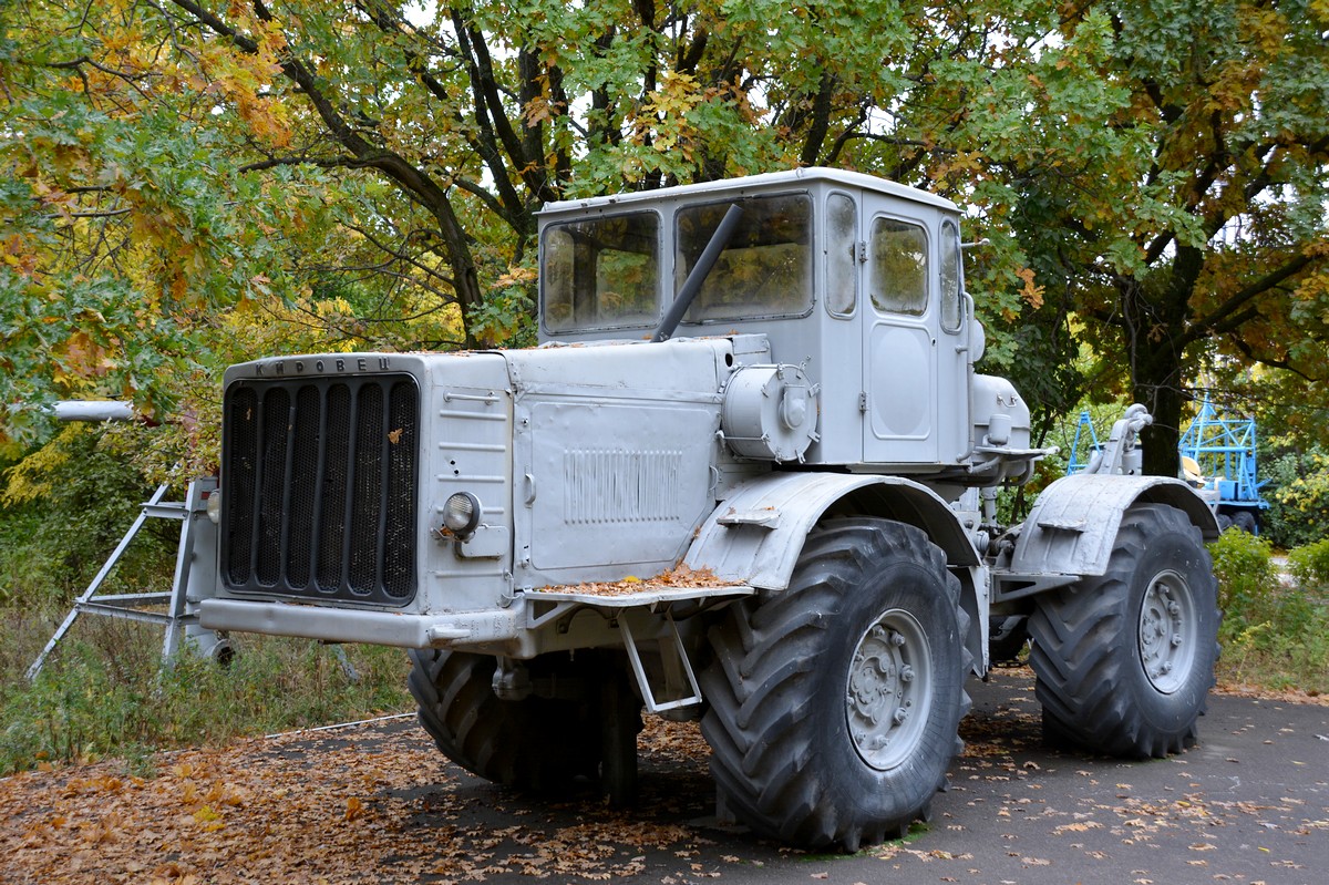 Саратовская область, № (64) Б/Н СТ 0003 — К-700; Техника на постаментах, памятники (Саратовская область)