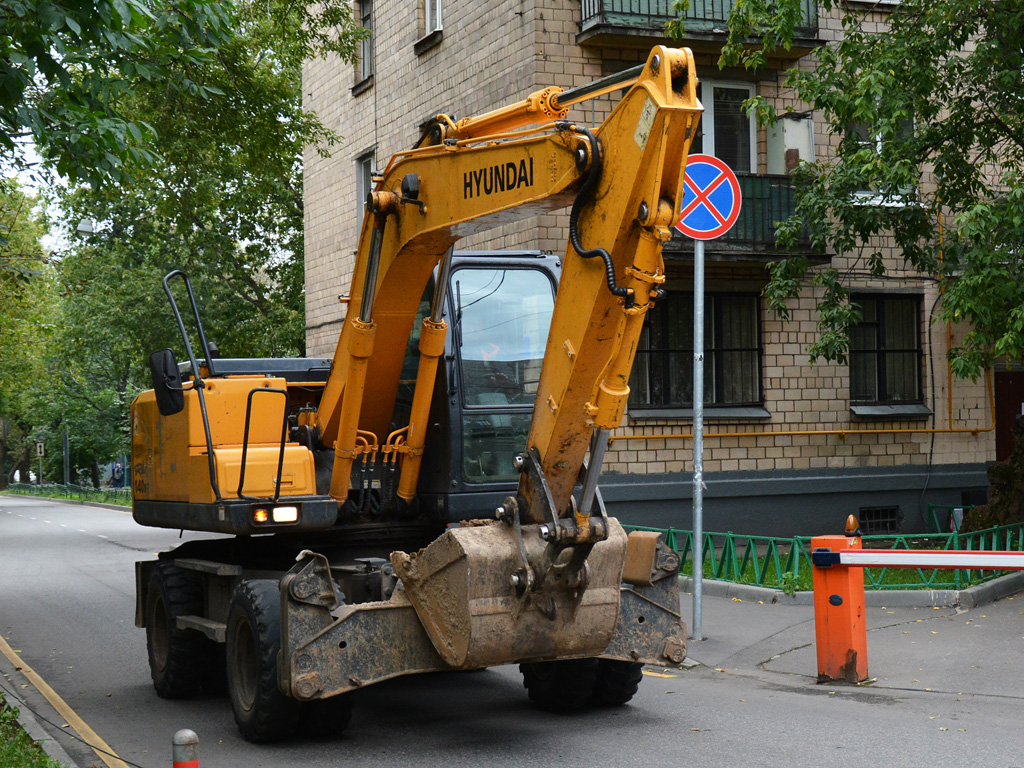 Москва, № (77) Б/Н СТ 0041 — Hyundai R140W