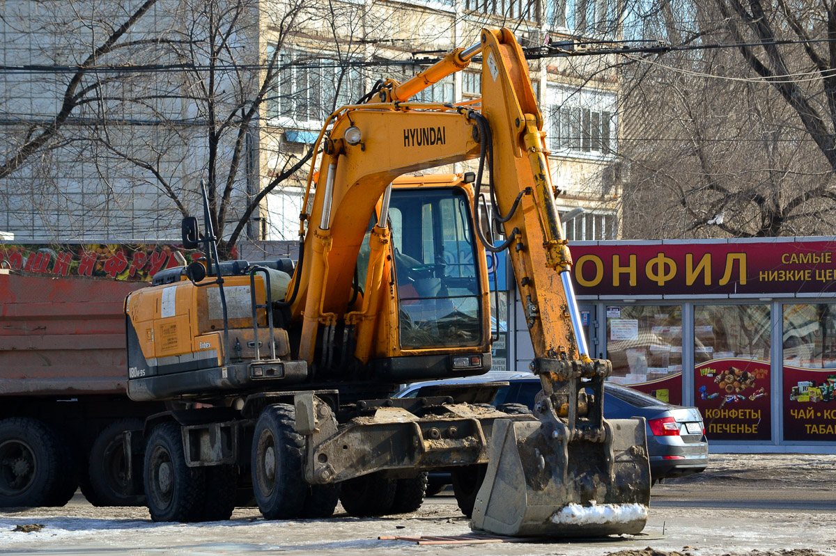 Волгоградская область, № 3833 СН 34 — Hyundai R180W