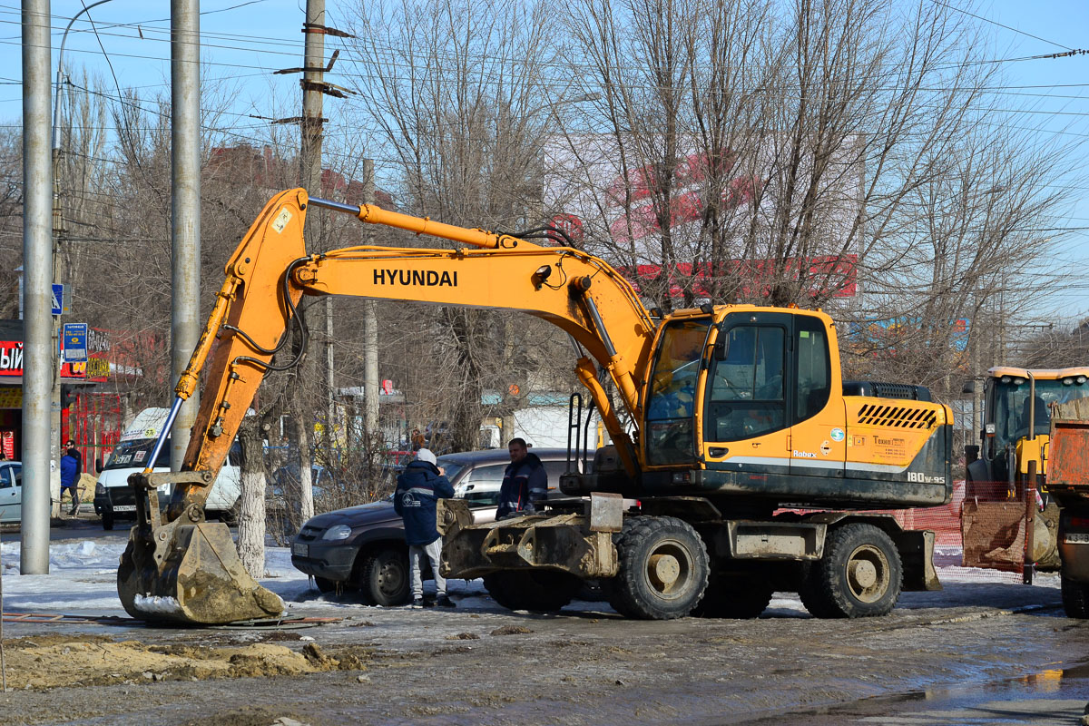 Волгоградская область, № 3833 СН 34 — Hyundai R180W