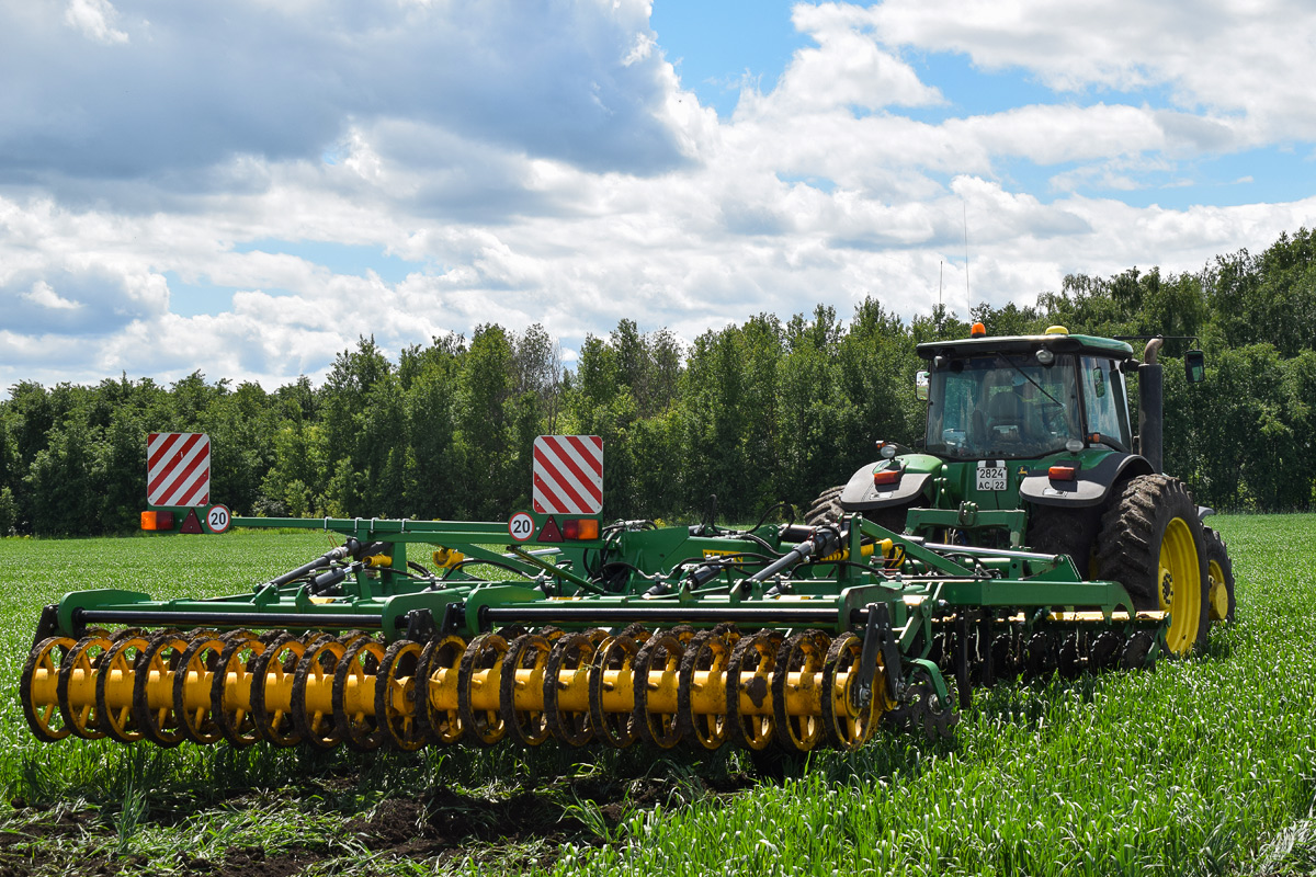 Алтайский край, № 2824 АС 22 — John Deere 8430; Алтайский край — Выставка "День Сибирского Поля 2019"; Прицепы сельскохозяйственные — Бороны дисковые (общая)