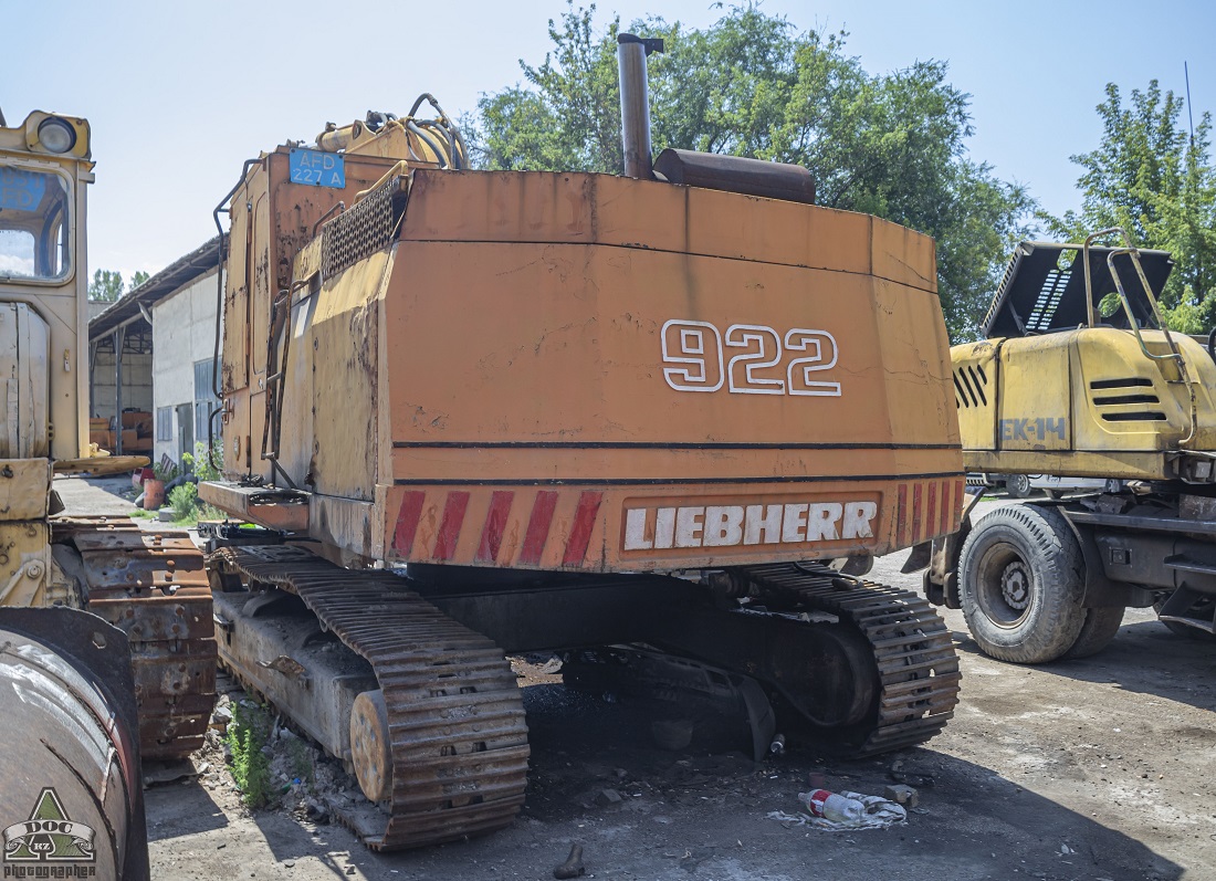 Алматы, № AFD 227 A — Liebherr R 922