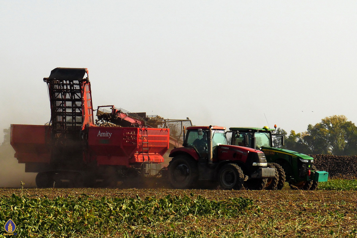 Полтавская область, № 32950 НО — Case IH Magnum 310; Полтавская область, № 31982 ВІ — John Deere 8335R; Прицепы сельскохозяйственные — Комбайны прицепные (общая); Прицепы сельскохозяйственные — Перегружатели (общая)