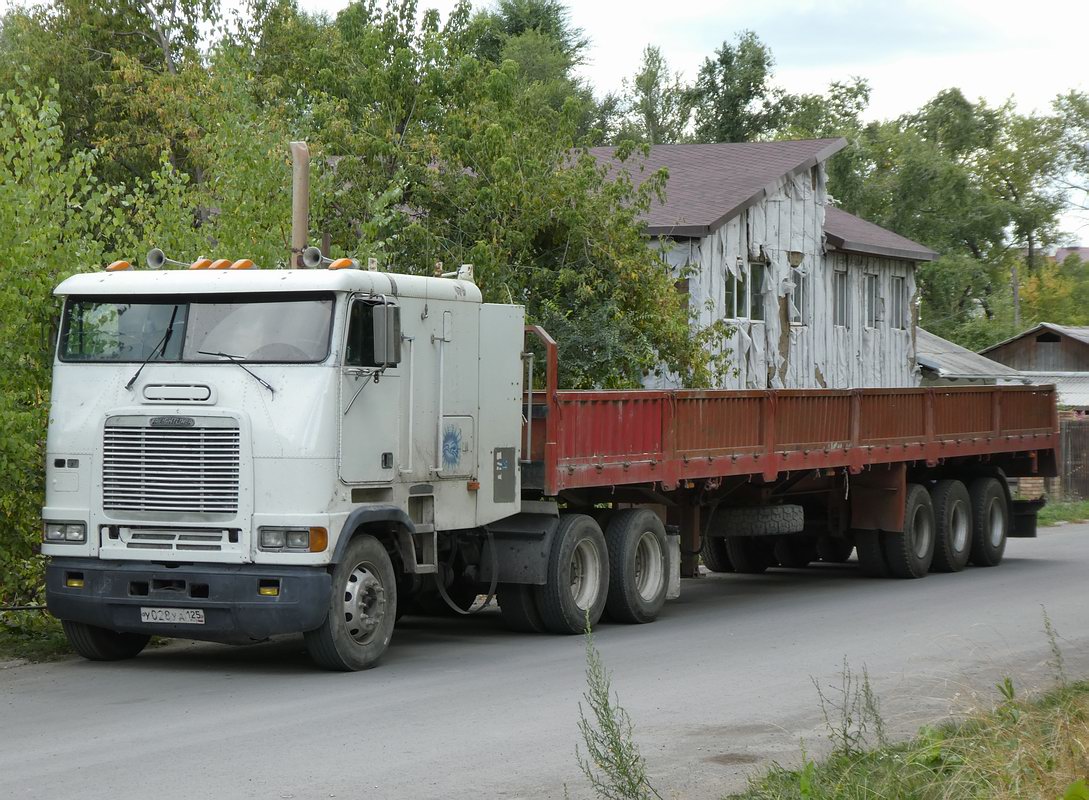 Приморский край, № У 028 УА 125 — Freightliner FLB