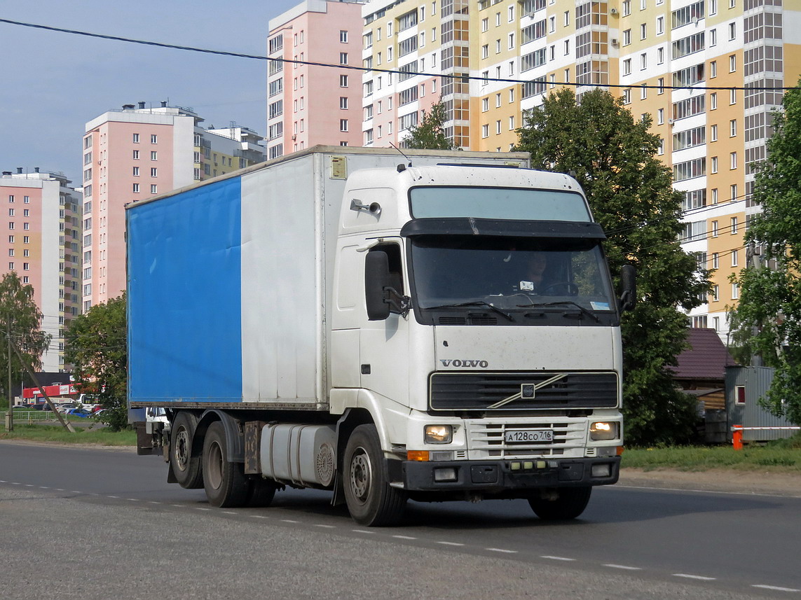 Татарстан, № А 128 СО 716 — Volvo ('1993) FH12.420