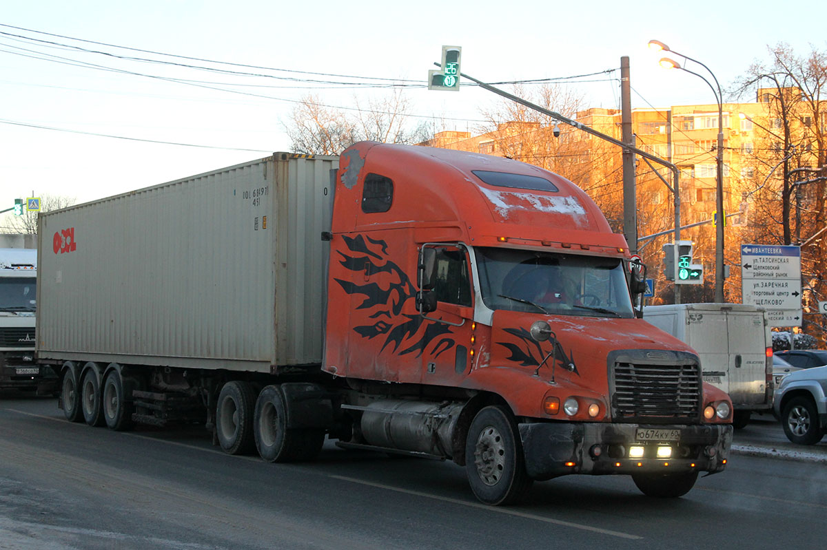 Псковская область, № О 674 КУ 60 — Freightliner Century Class