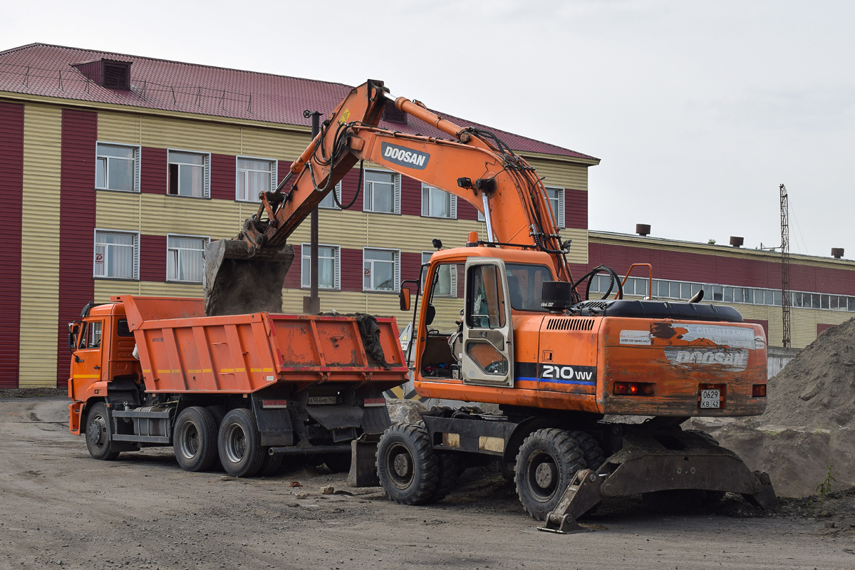 Кемеровская область, № А 966 МЕ 142 — КамАЗ-65115-A5; Кемеровская область, № 0629 КВ 42 — Doosan DX210W