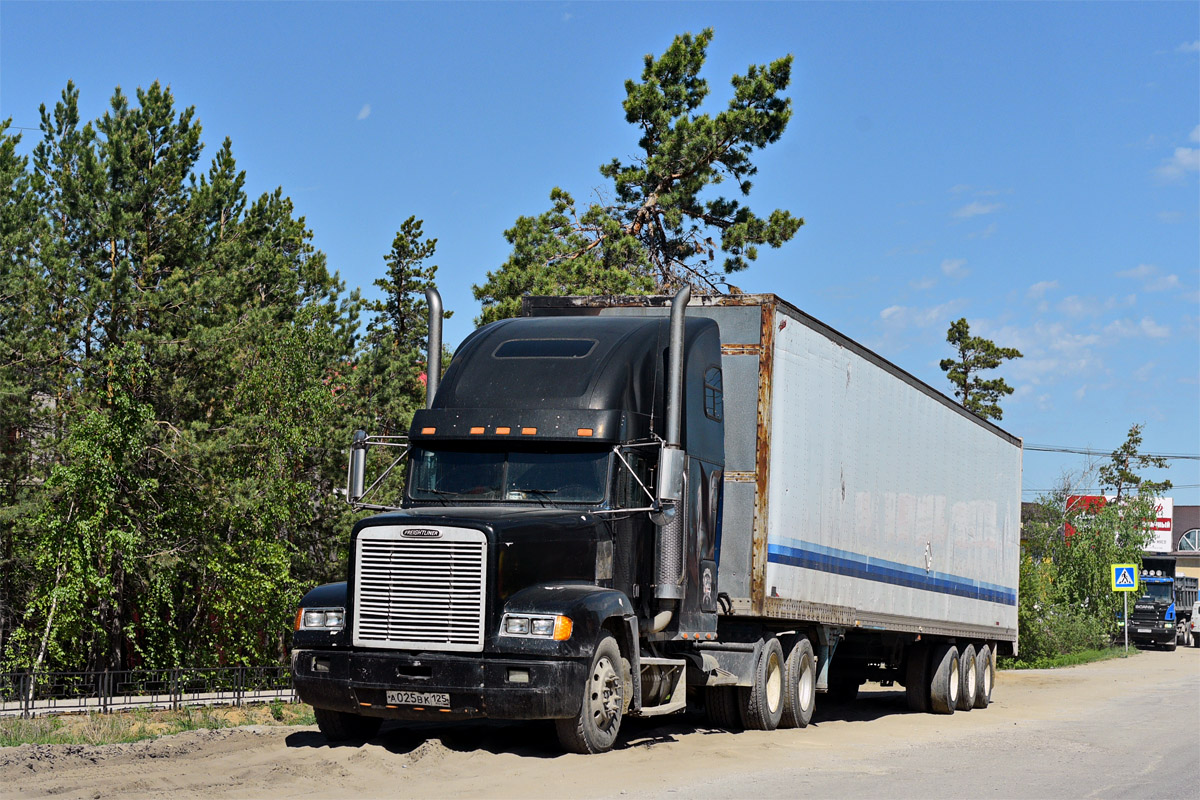 Приморский край, № А 025 ВК 125 — Freightliner FLD 120