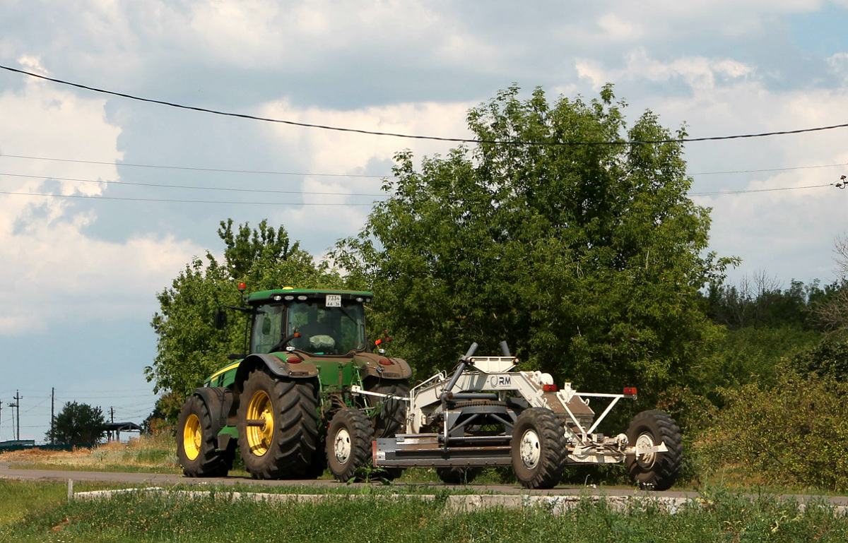 Воронежская область, № 7334 АА 36 — John Deere 8335R; Прицепы дорожные — Грейдеры прицепные (общая)