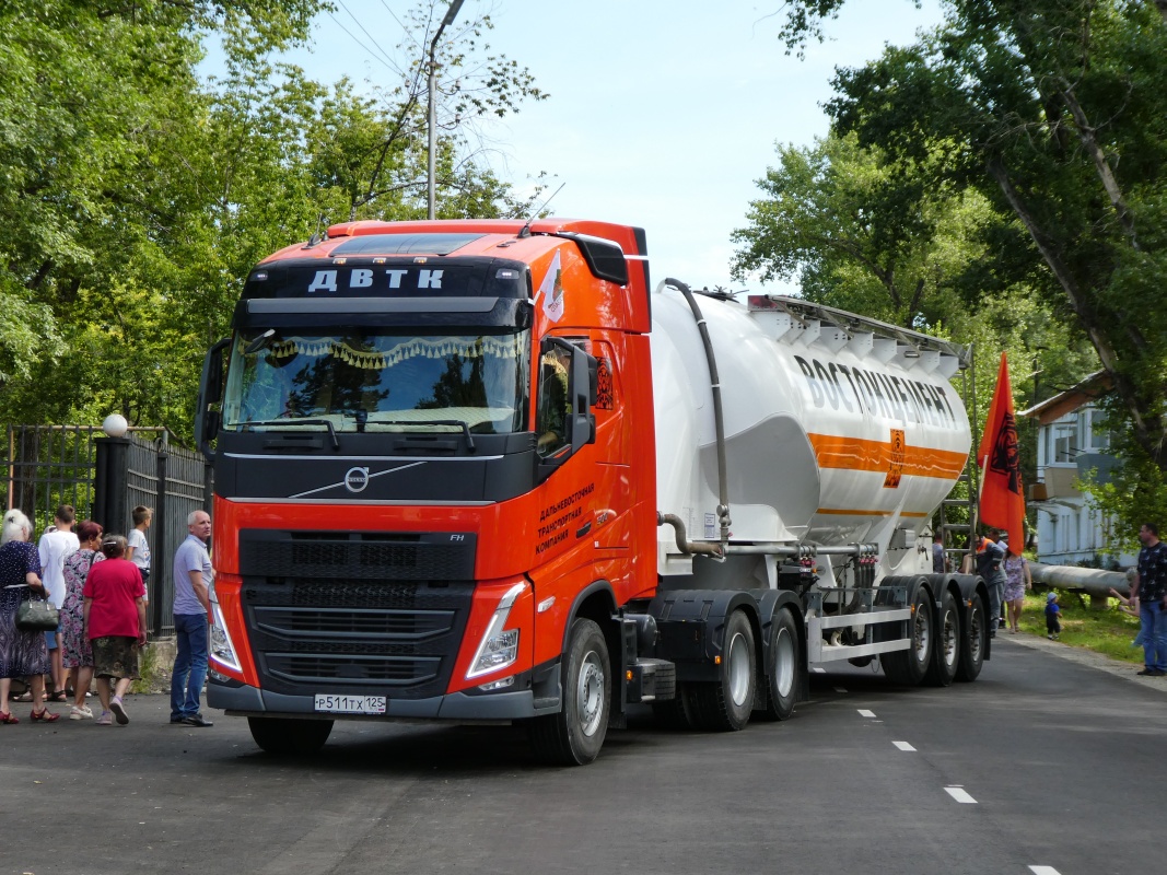 Приморский край, № Р 511 ТХ 125 — Volvo ('2020) FH.500 [X9P]; Приморский край — День строителя в Спасске-Дальнем