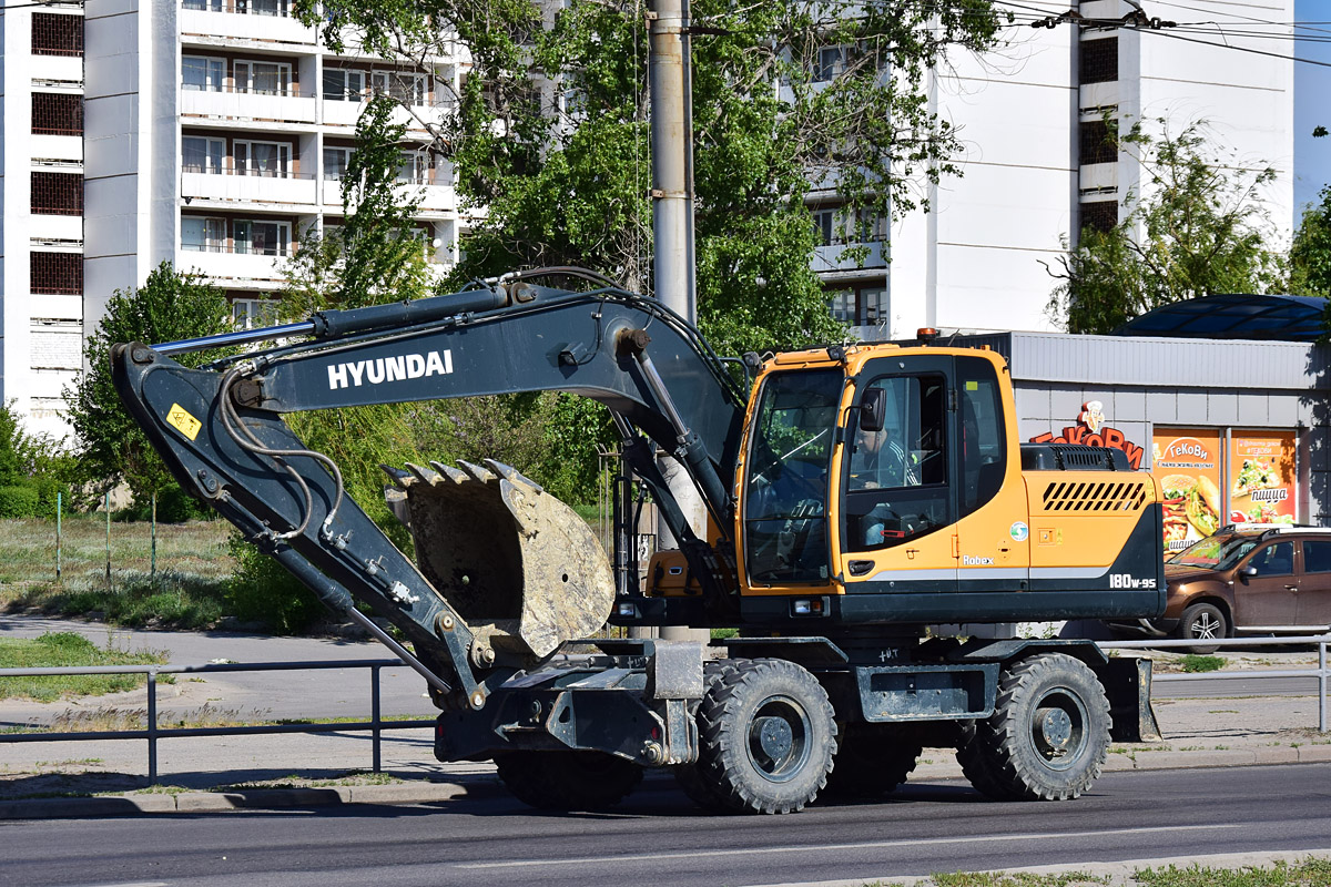 Волгоградская область, № 8958 ЕА 34 — Hyundai R180W