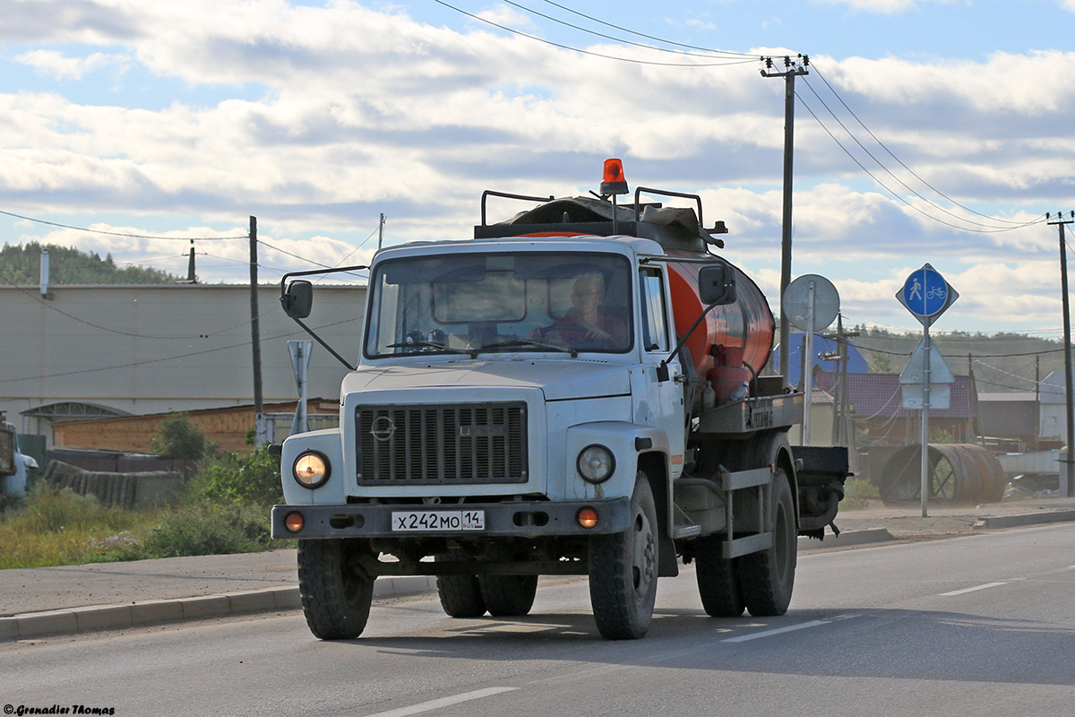 Саха (Якутия), № Х 242 МО 14 — ГАЗ-33073