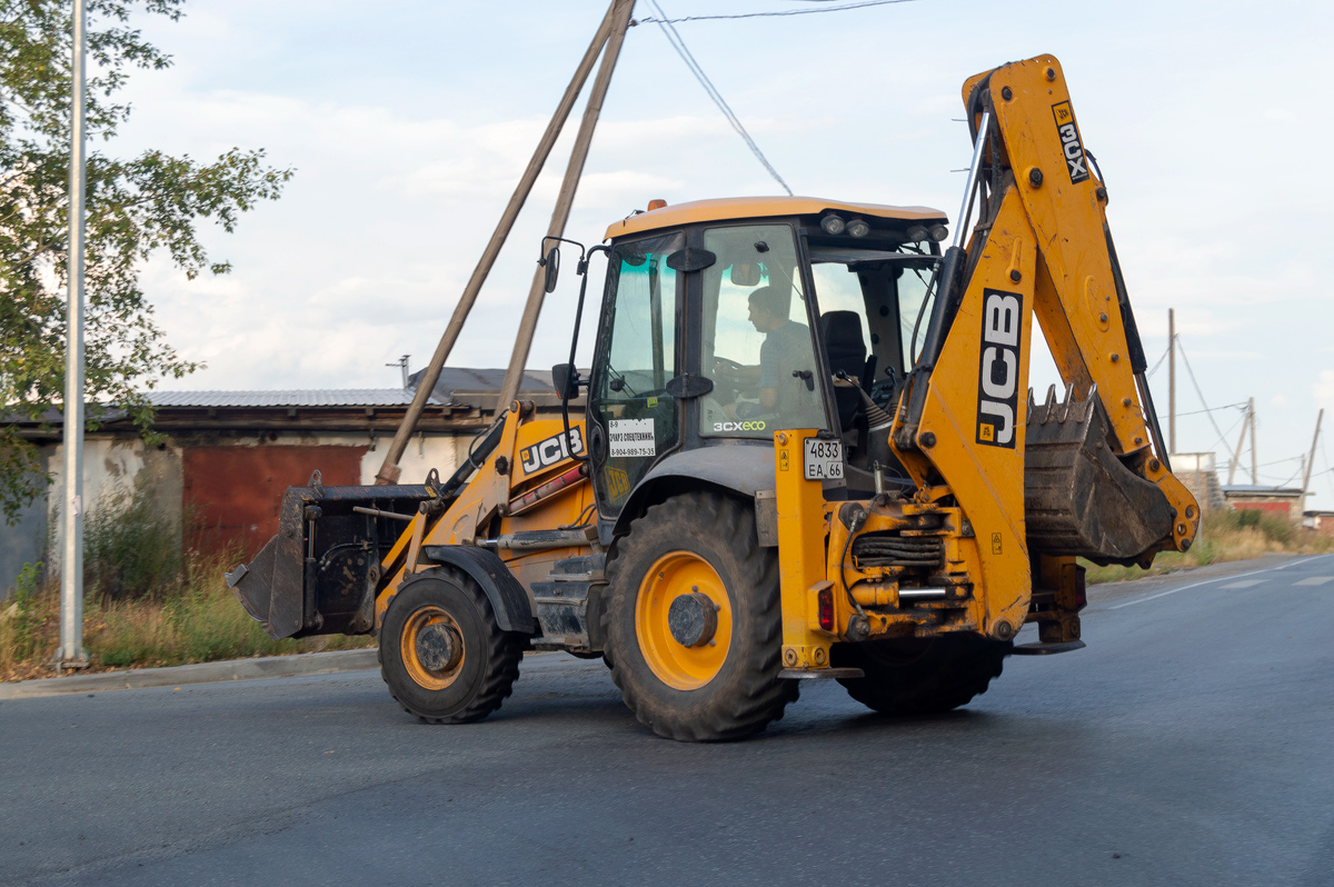 Свердловская область, № 4833 ЕА 66 — JCB 3CX