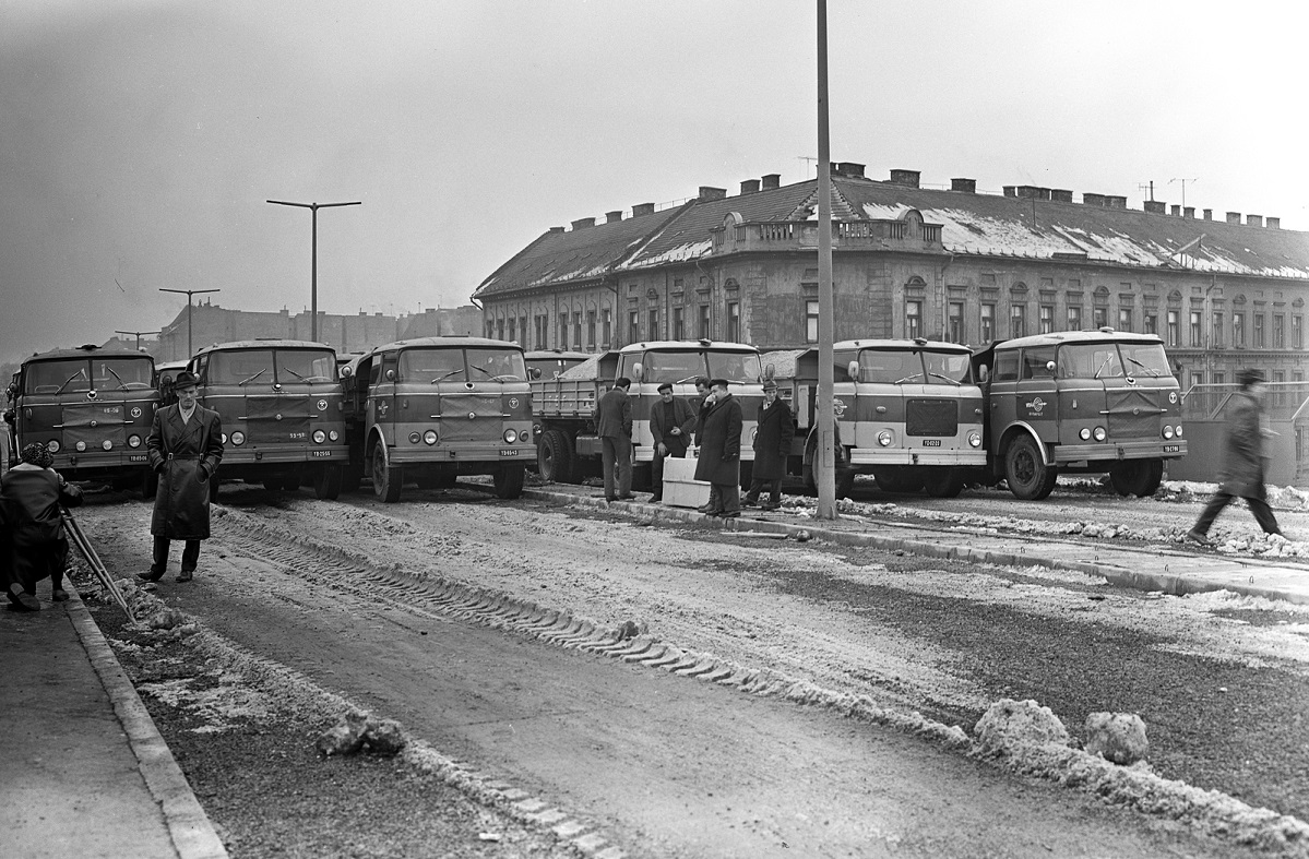 Венгрия, № YB-85-66 — Škoda 706 RT; Венгрия, № YB-25-55 — Škoda 706 RT; Венгрия, № YB-85-43 — Škoda 706 RT; Венгрия, № YD-62-23 — Škoda-LIAZ (общая модель); Венгрия — Исторические фотографии (Автомобили)