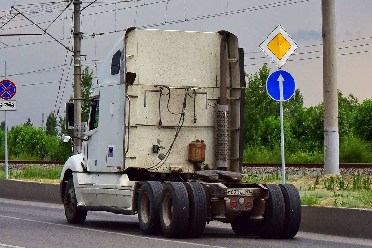 Волгоградская область, № Е 030 АЕ 134 — Freightliner Columbia