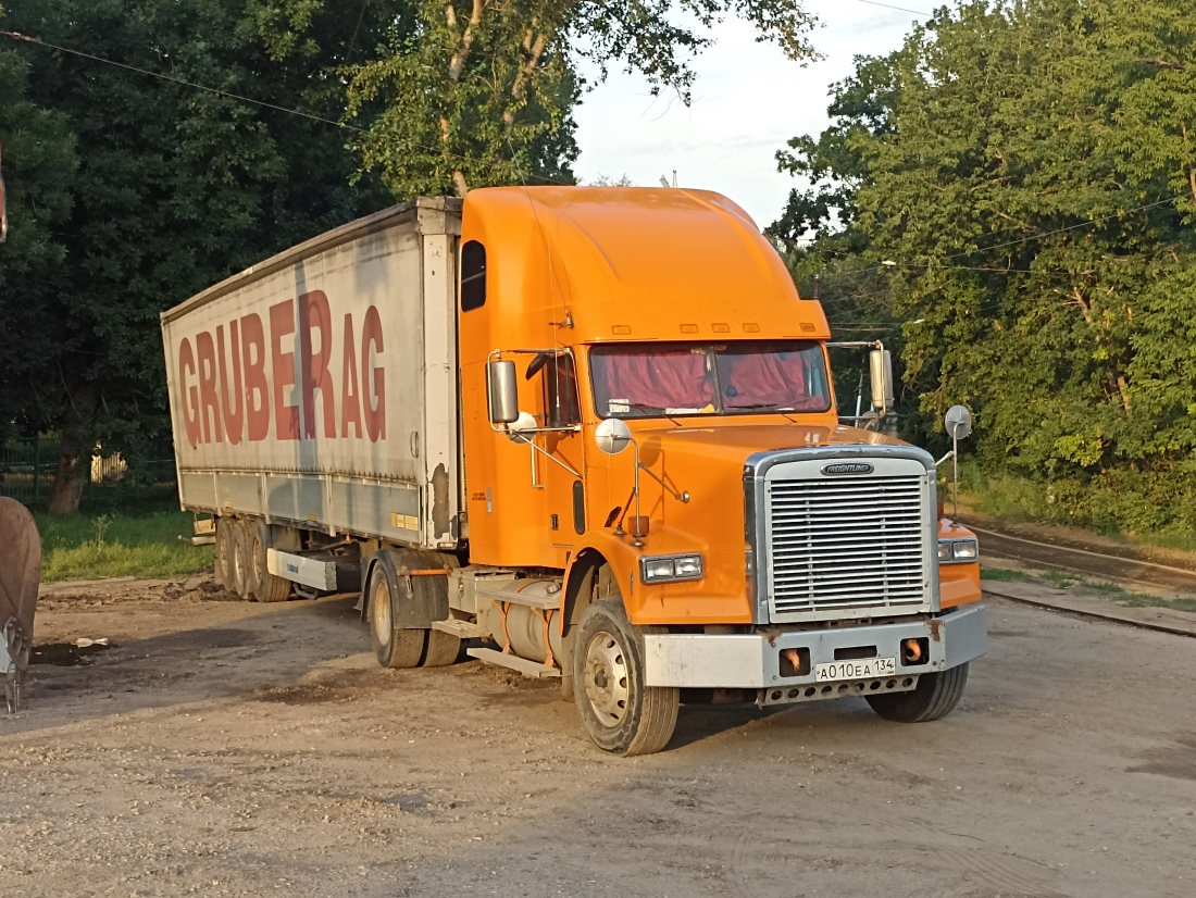 Волгоградская область, № А 010 ЕА 134 — Freightliner FLD 120 SD