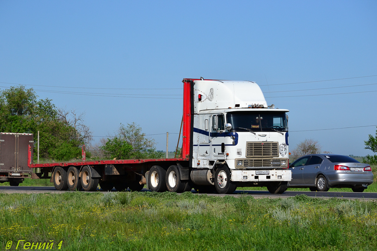 Волгоградская область, № Р 820 ХС 34 — International 9800 [SRS, SRR]