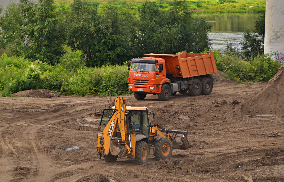 Калужская область, № 6795 КВ 40 — JCB 3CX; Калужская область, № Р 761 АС 40 — КамАЗ-43118 (общая модель)