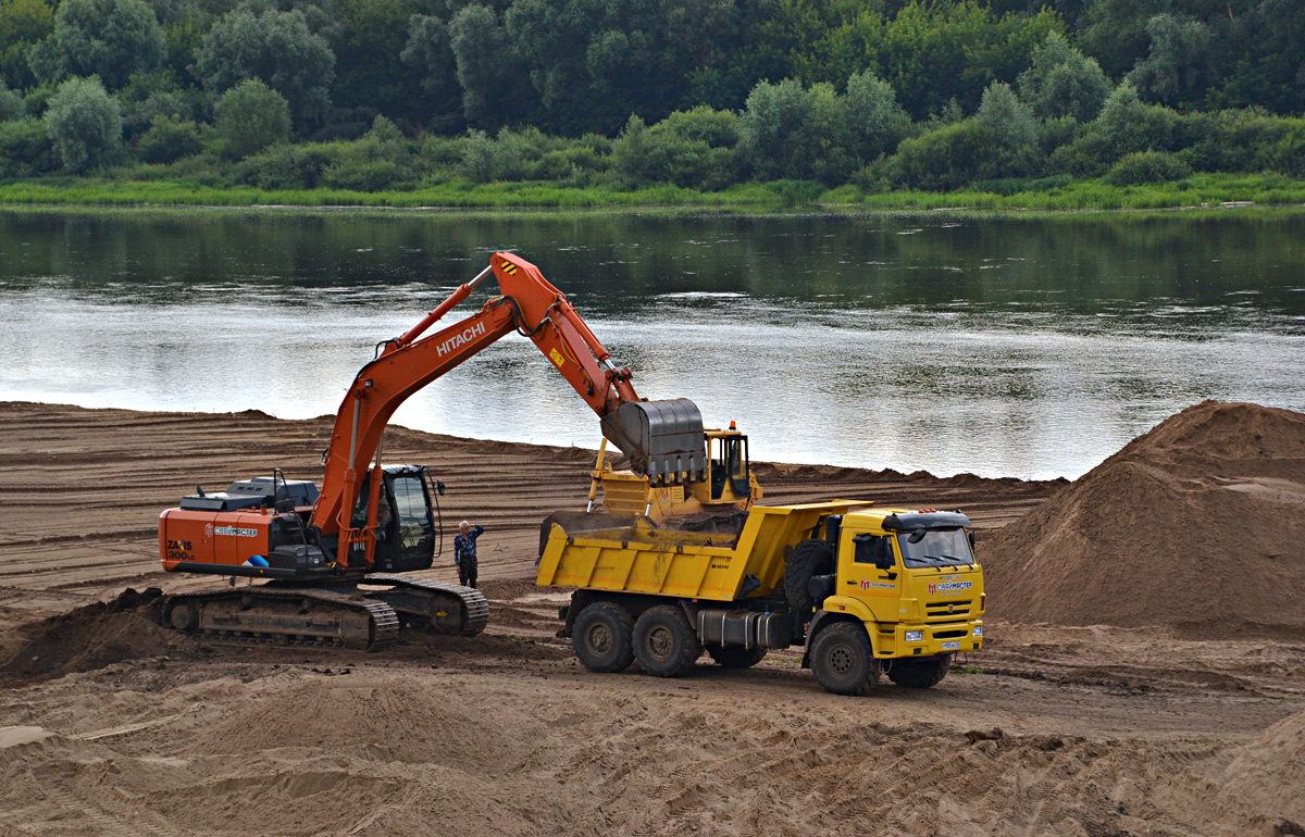 Калужская область, № 8565 КВ 40 — Hitachi ZX300 (общая модель); Калужская область, № Р 905 АК 40 — КамАЗ-43118-50