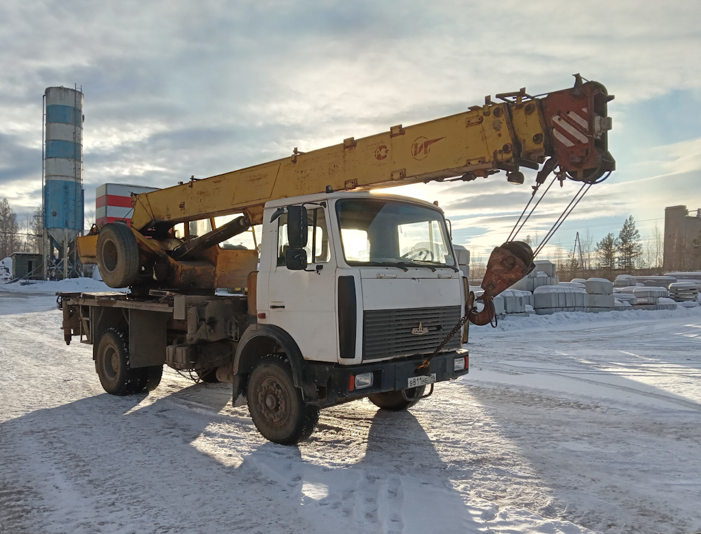 Свердловская область, № В 811 НЕ 196 — МАЗ-533702