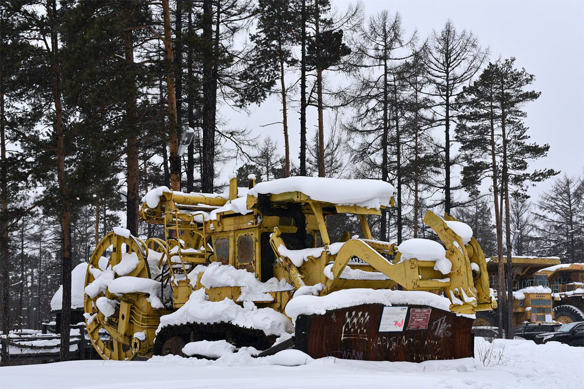 Саха (Якутия), № (14) Б/Н СТ 0006 — Komatsu D355; Саха (Якутия) — Спецтехника на постаментах; Техника на постаментах, памятники (Саха (Якутия))