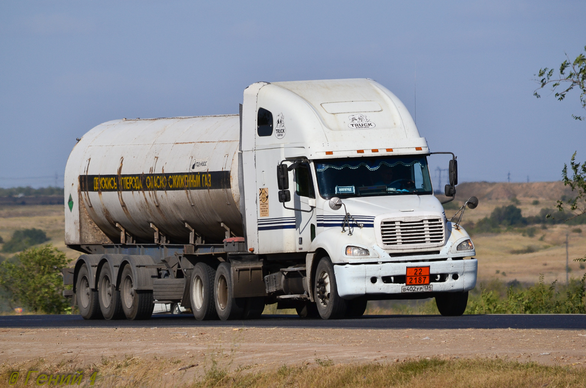 Волгоградская область, № В 402 УР 134 — Freightliner Columbia