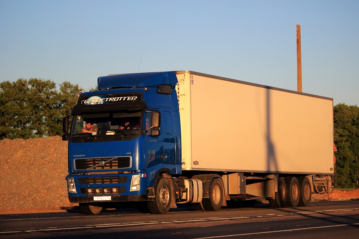 Саратовская область, № Т 556 СА 64 — Volvo ('2002) FH12.400