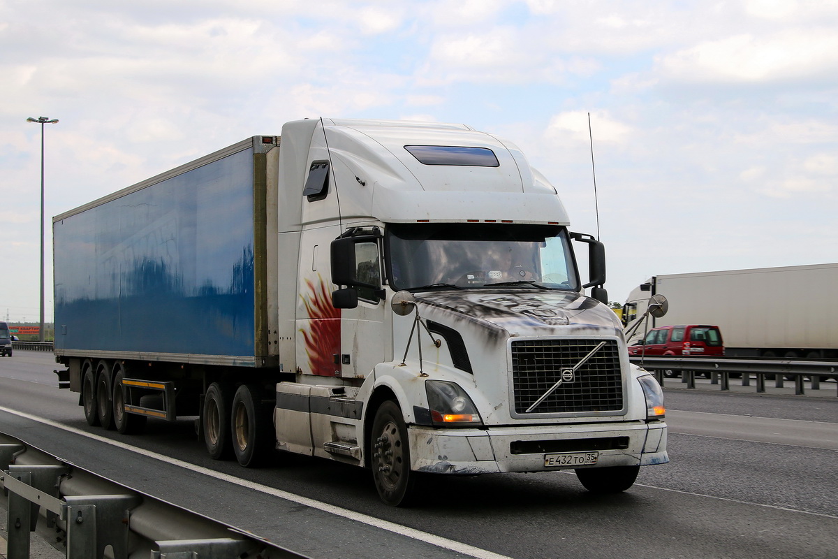 Вологодская область, № Е 432 ТО 35 — Volvo VNL670