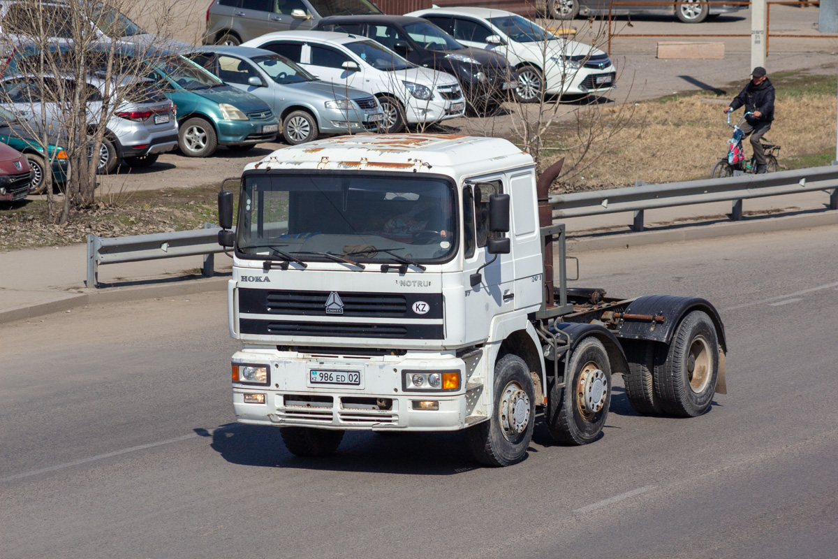 Алматы, № 986 ED 02 — Sinotruk SHJ10 Hoka