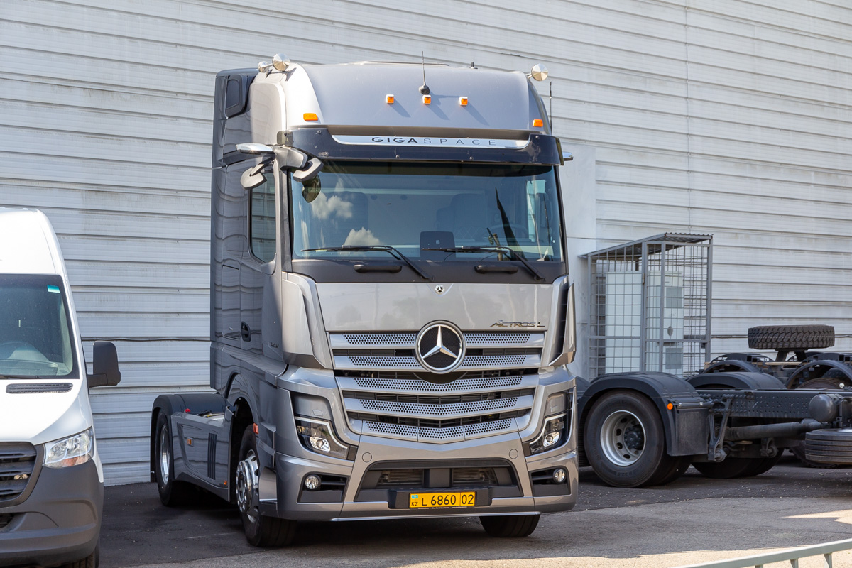 Алматы, № L 6860 02 — Mercedes-Benz Actros ('2018) 1851