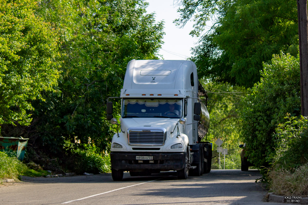 Краснодарский край, № М 858 УО 123 — Freightliner Columbia