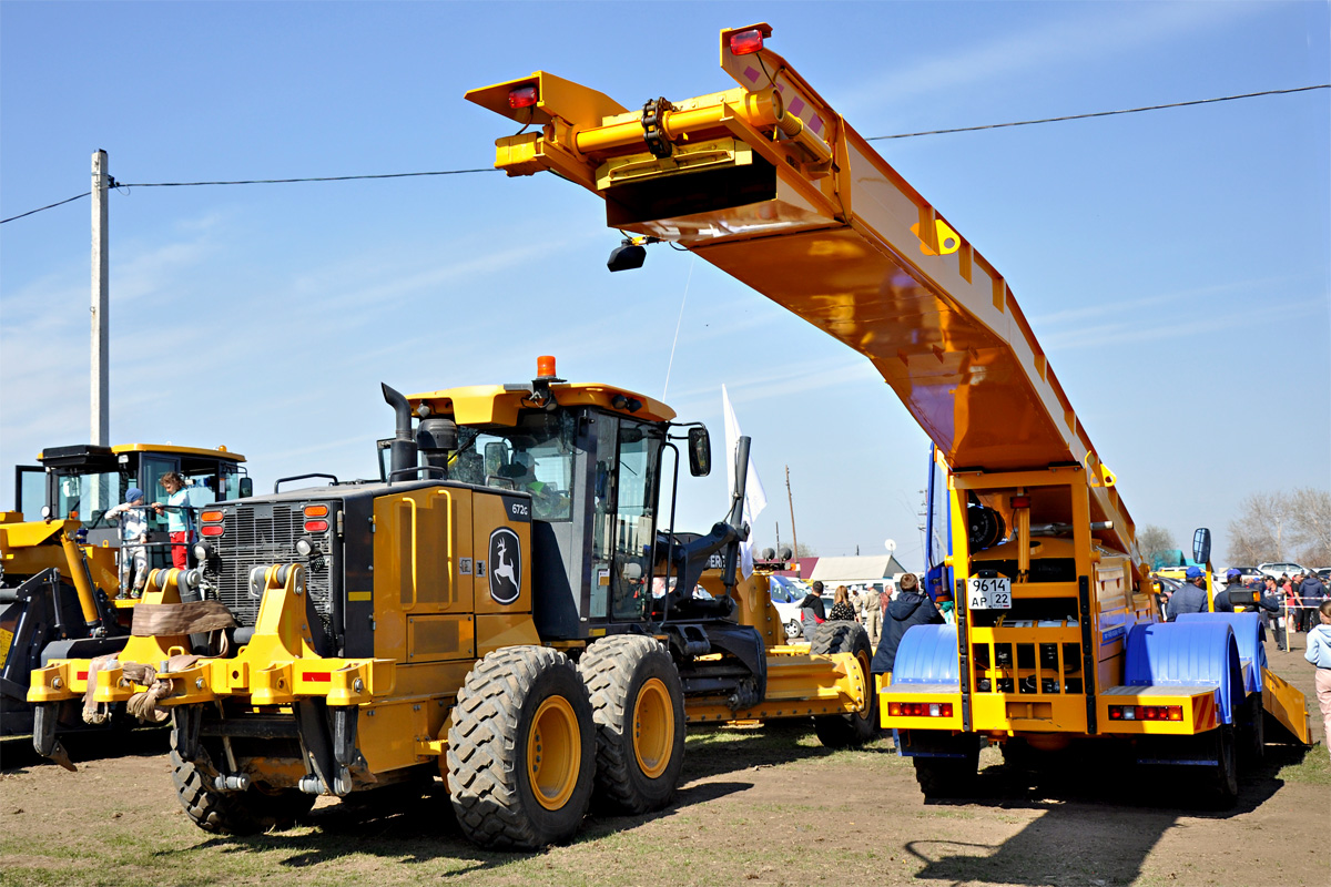 Алтайский край, № 1366 АР 22 — John Deere 672G; Алтайский край, № 9614 АР 22 — СнП-17